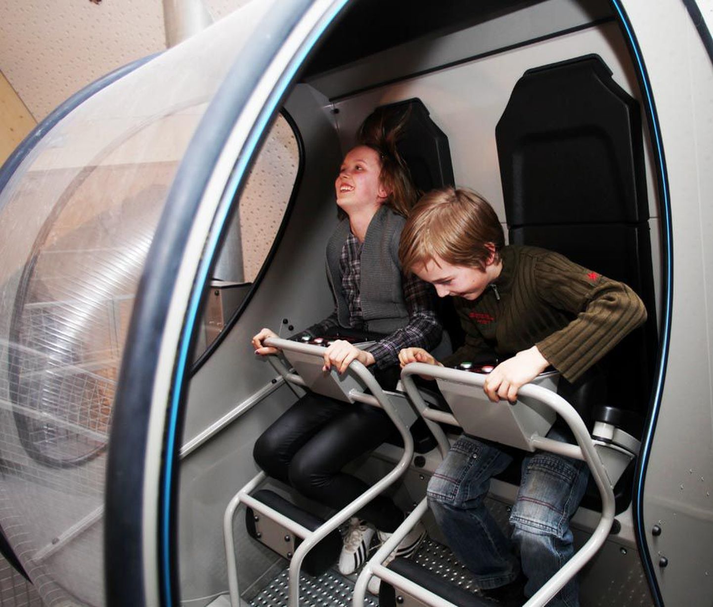12-aastane Solveig ja 9-aastane Bernard tiirlevad ja pöörlevad  kosmonautide treenimise kapslis.