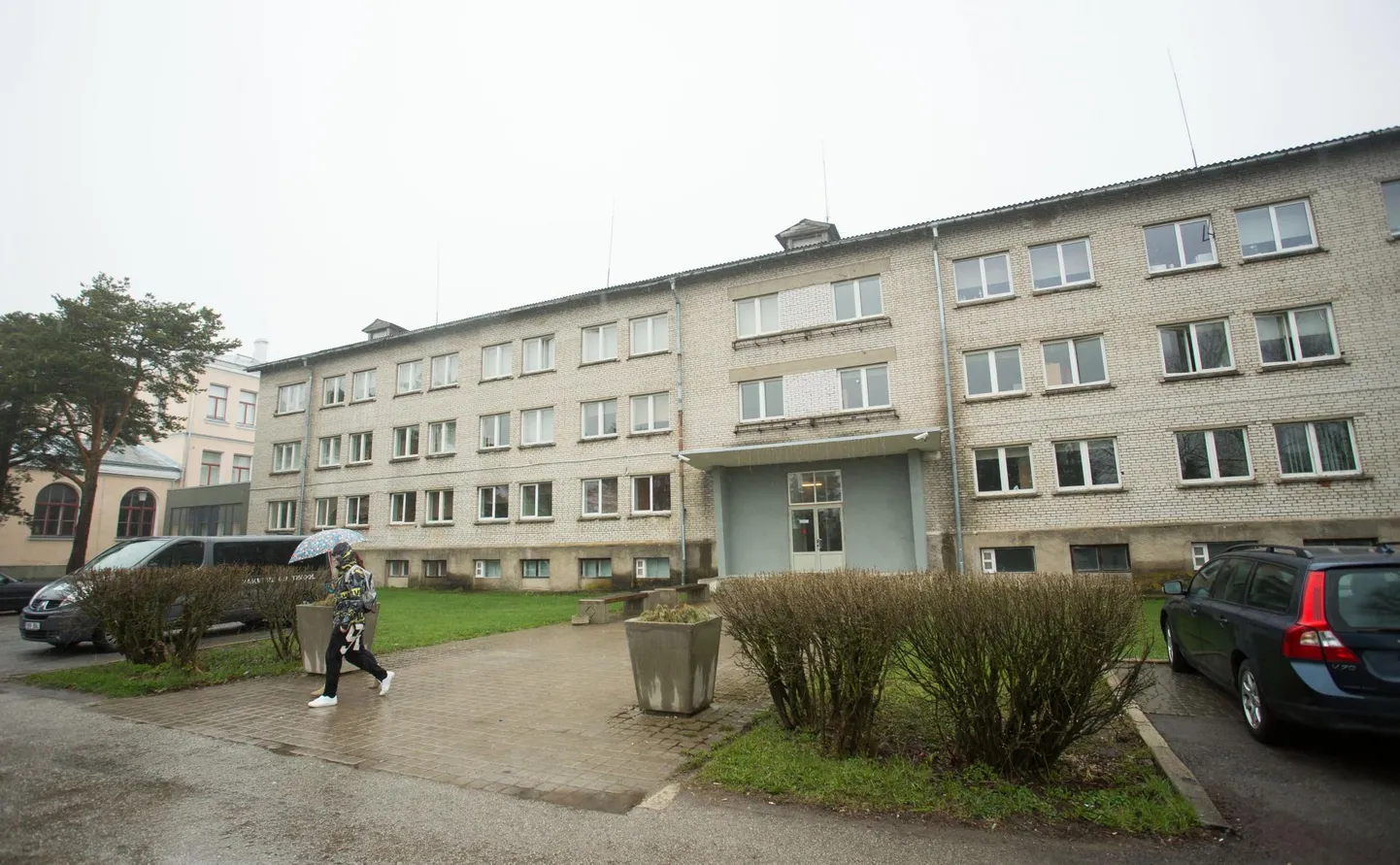 Ametikooli vana ühikas on praeguseks ajalooks saanud, samale kohale kerkib uus ühiselamu, mille õuealale kunstiteost otsitakse.