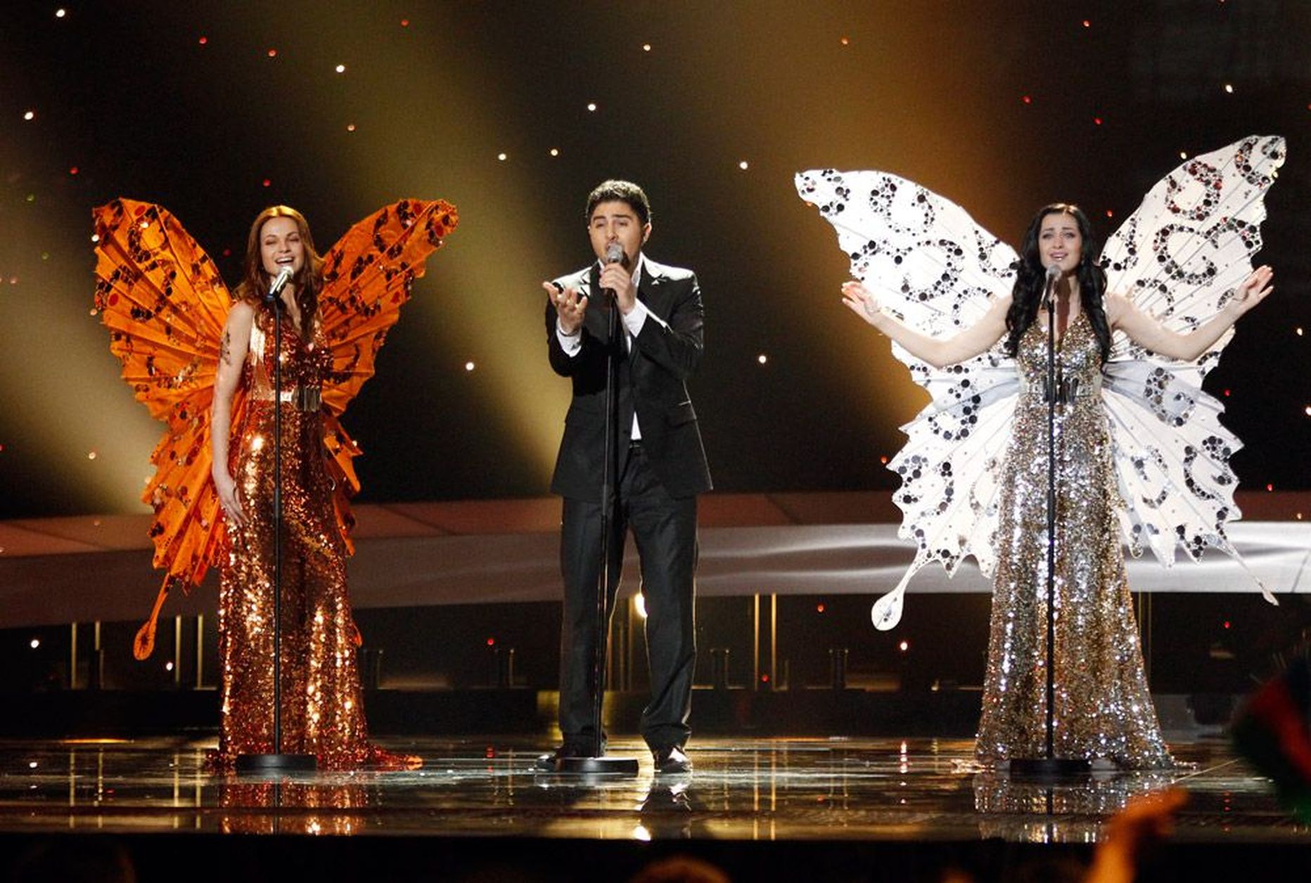 Ansambel 3+2 Valgevenest esitamas Eurovisioonil lugu «Butterflies» (Liblikad).