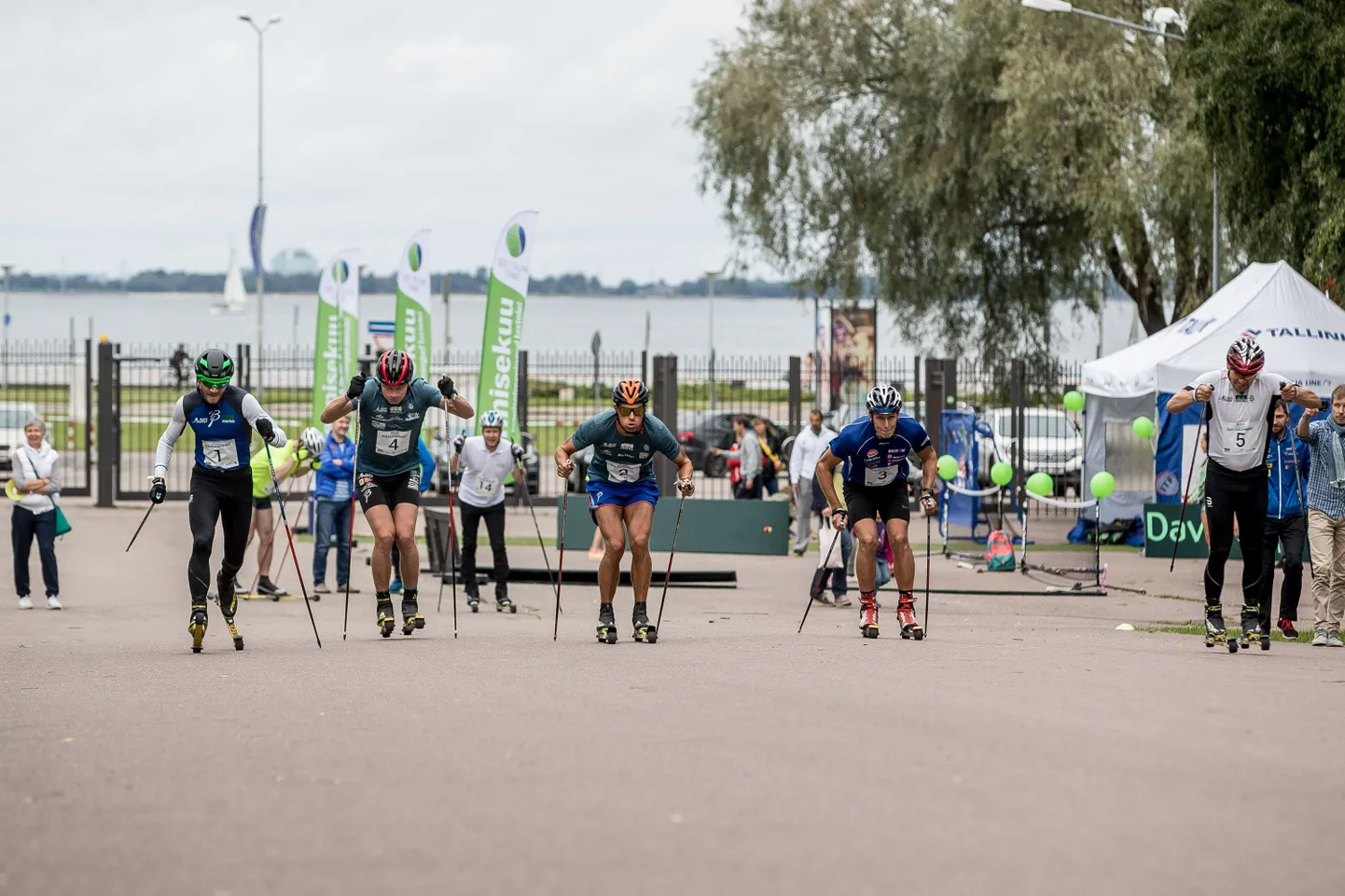 Team Haanja liikmed proovisid rullsuusakiirust nädalavahetusel Jumping Tallinn festivalil. Lauluväljakul võistles koos teistega ka treener Anti Saarepuu, kes jäi hoolealustele alla. «Pean oma liistude juurde jääma.»