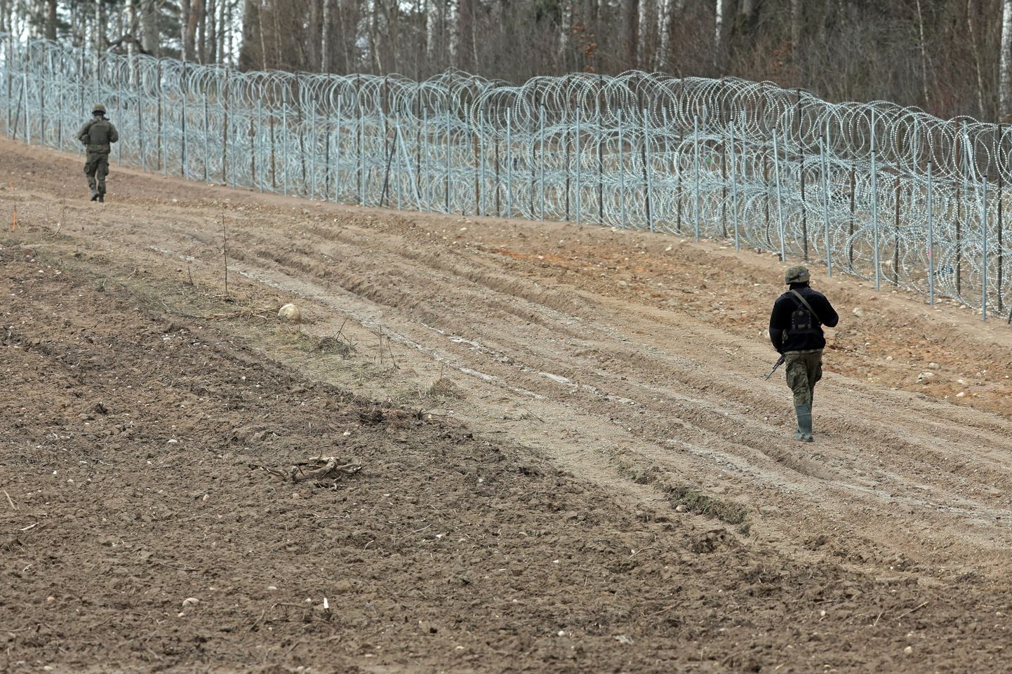 Poola piirivalvurid patrullimas Poola-Valgevene piiril.