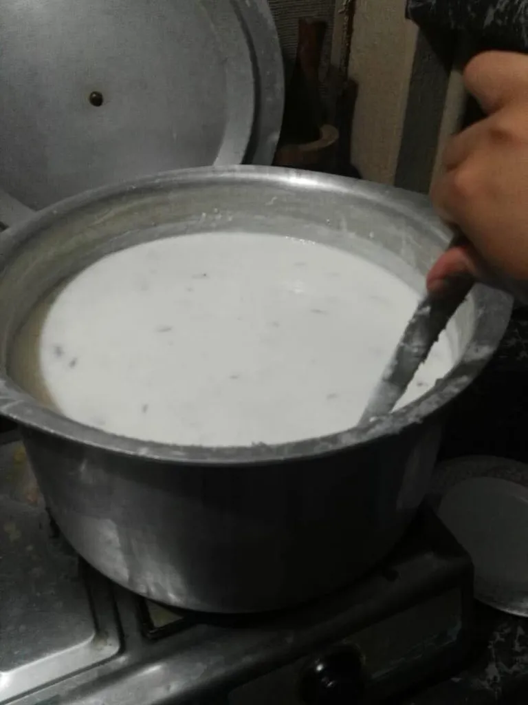 Pakistani magustoidu - Kheeri ehk riisipudingi valmistamisel tuleb jälgida, et piim kuumutamisel põhja ei kõrbeks. 