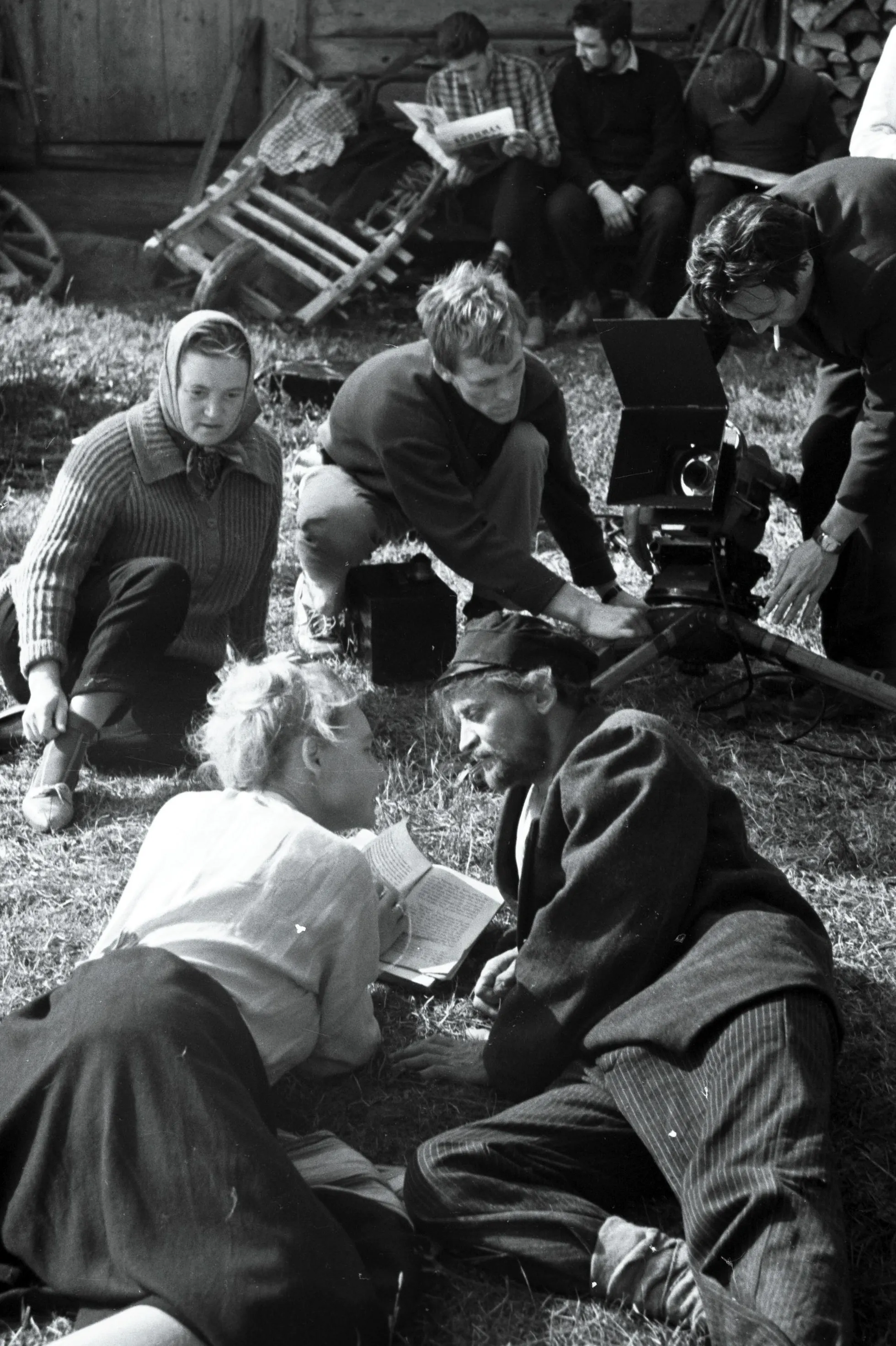 Jüri Järvet Tõnu Prillupina Tallinnfilmi mängufilmi «Mäeküla piimamees» filmimisel Lihulas. Hetk 15. augustist 1964. aastal. Esiplaanil ka Ugala näitleja Elle Eha, kes mängis Mari.