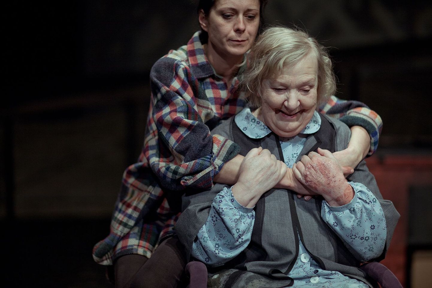 Magi (Ines Aru) ja Maureeni (Ülle Lichtfeldt) ühendavad ema ja tütre keerulised hingesidemed.