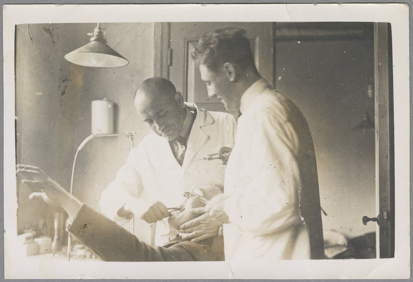 Hambaarst Ants Ernesaks ja kirurg Apollon Spridis 1930. aastal. Pilt on illustreeriv.
