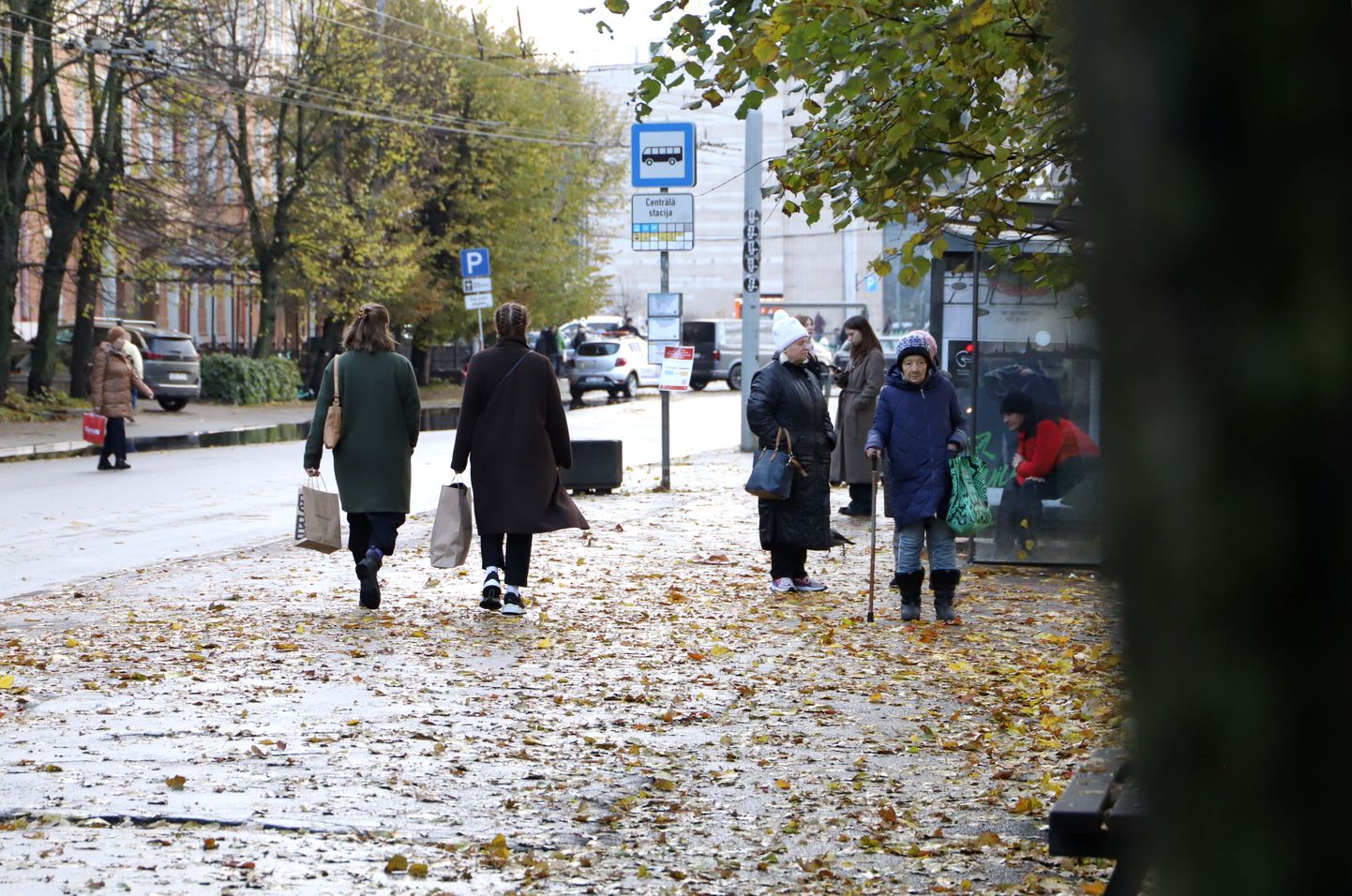 Люди на улицах Риги