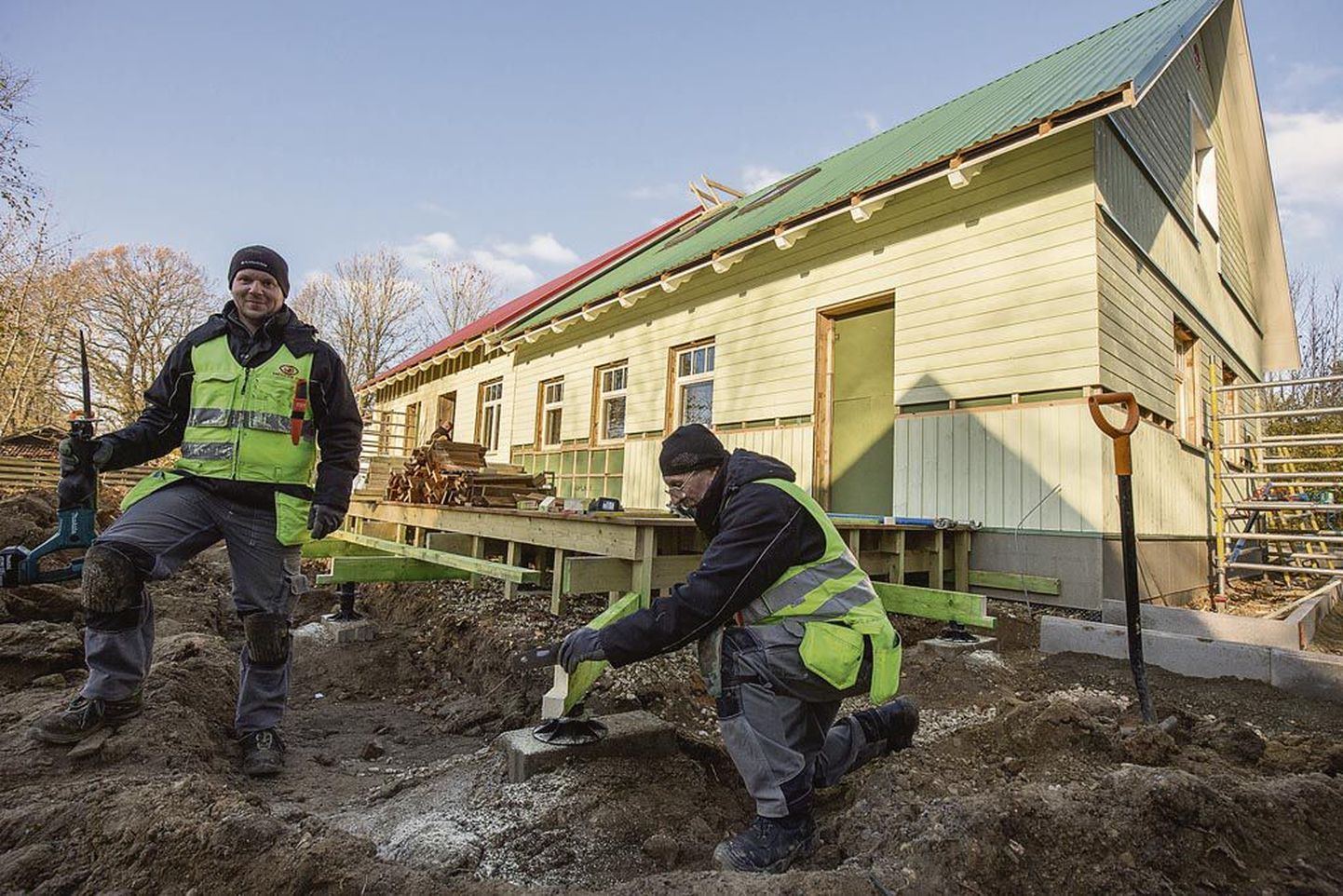 Jõesuu külamaja ehitab Viljandi maakonna firma OÜ Meccer. Vundamendini lammutatud vana hoone asemele on kerkinud nägus maale sobiv puitmaja.
