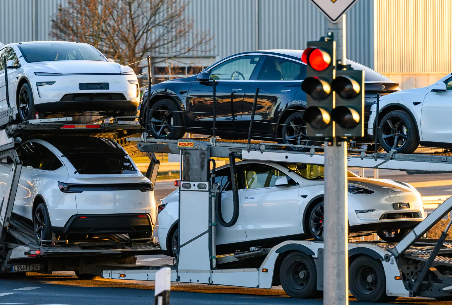 Электромобили Tesla на автовозе.