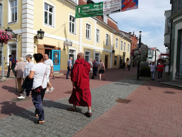 Tiibeti pühas piirkonnas sündinud mees uudistas Pärnu südalinna.