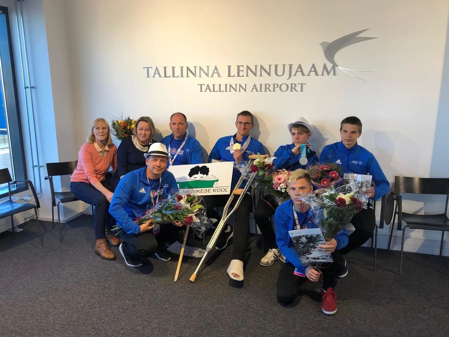 Jaanikese kooli praegused ja endised õpilased võeti Tallinna lennujaamas pidulikult vastu. Tagumises reas istuvad Mai Talu (vasakult), Jaanika Käst, Evo Saar, Jaanus Paris, Aleksandrs Zaicevs ja Margus Karulin. Esireas on Vadim Šemeljov (vasakul) ja Ragnar Orehhov.