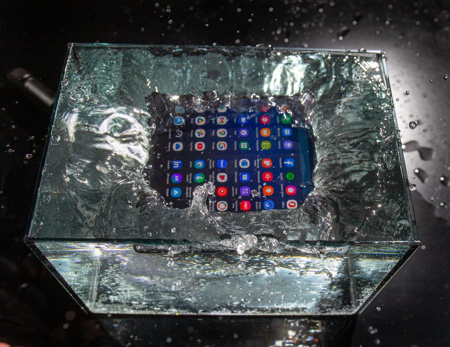 Samsung Galaxy Z Fold3 5G sulpsab akvaariumi muretult ja väljub hiljem veest töökindlalt.