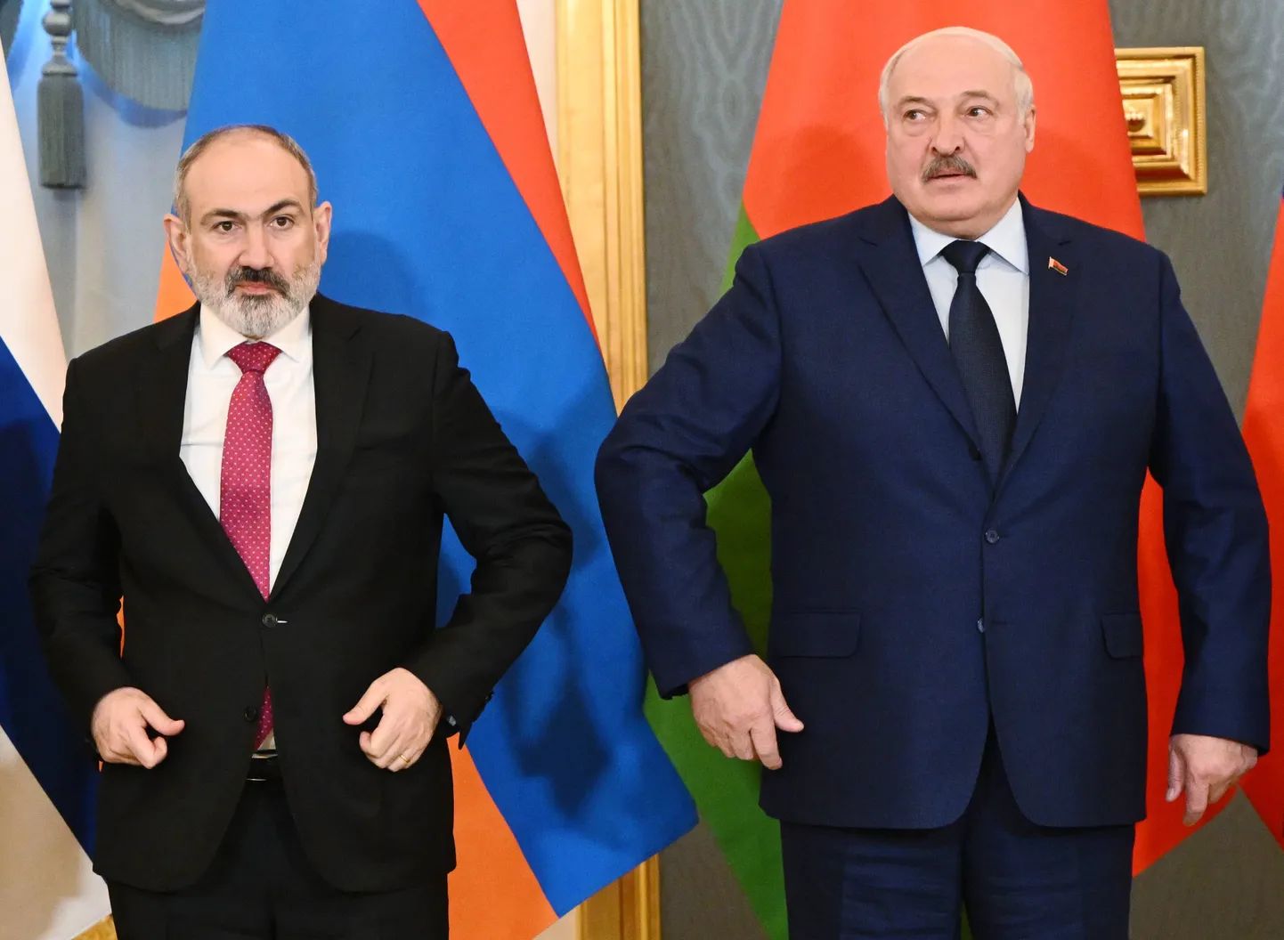 Armeenia peaminister Nikol Pašinjan ja Valgevene autoritaarne riigipea Aljaksandr Lukašenka 8. mail Moskvas Euraasia Majandusühenduse tippkohtumisel 8. mail 2024. aastal.