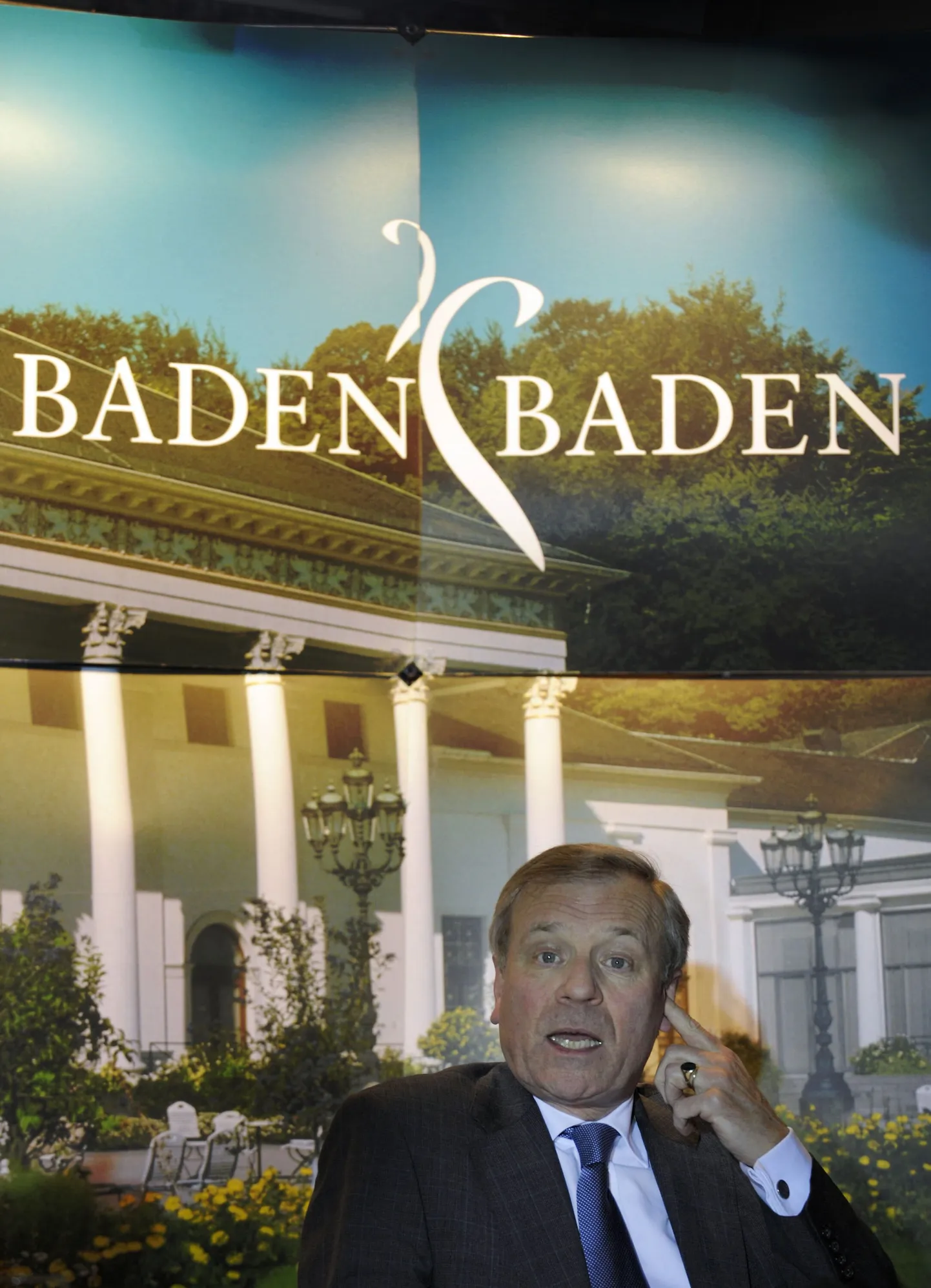 NATO peasekretär Jaap de Hoop Scheffer Baden-Badenis 9. märtsil tippkohtumise ettevalmistusi jälgimas.
