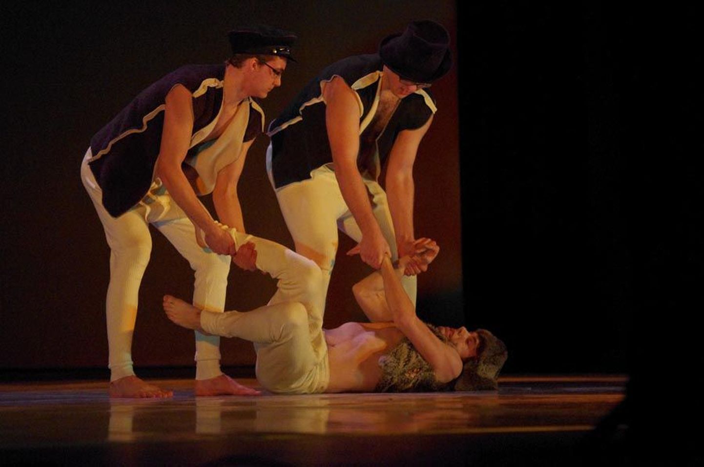 X—XII klassi eesti tantsude kategoorias astuvad finaalis üles CRJG Hebe noormehed numbriga «Paruni püksid».