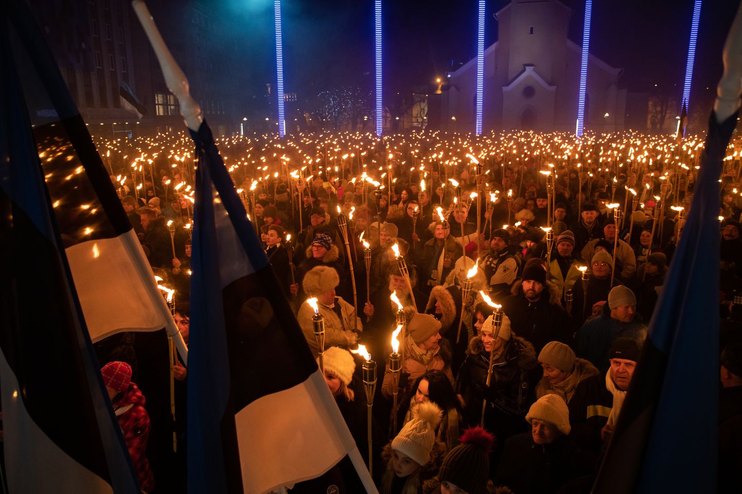 Kõik Eestis täna toimuvaid valimisi kajastanud artiklid välismeedias olid keskendunud parempopulistlikuks ja -äärmuslikuks parteiks nimetatud EKRE esiletõusule ning mitme lehe veergudel mainiti eelmisel nädalal korraldatud tõrvikurongkäiku.