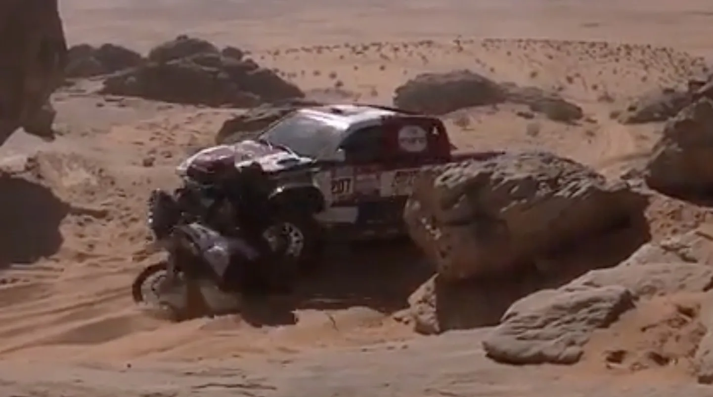 Giniel de Villiers sõitis Dakari rallil otsa mootorratturile. Pilt videost.