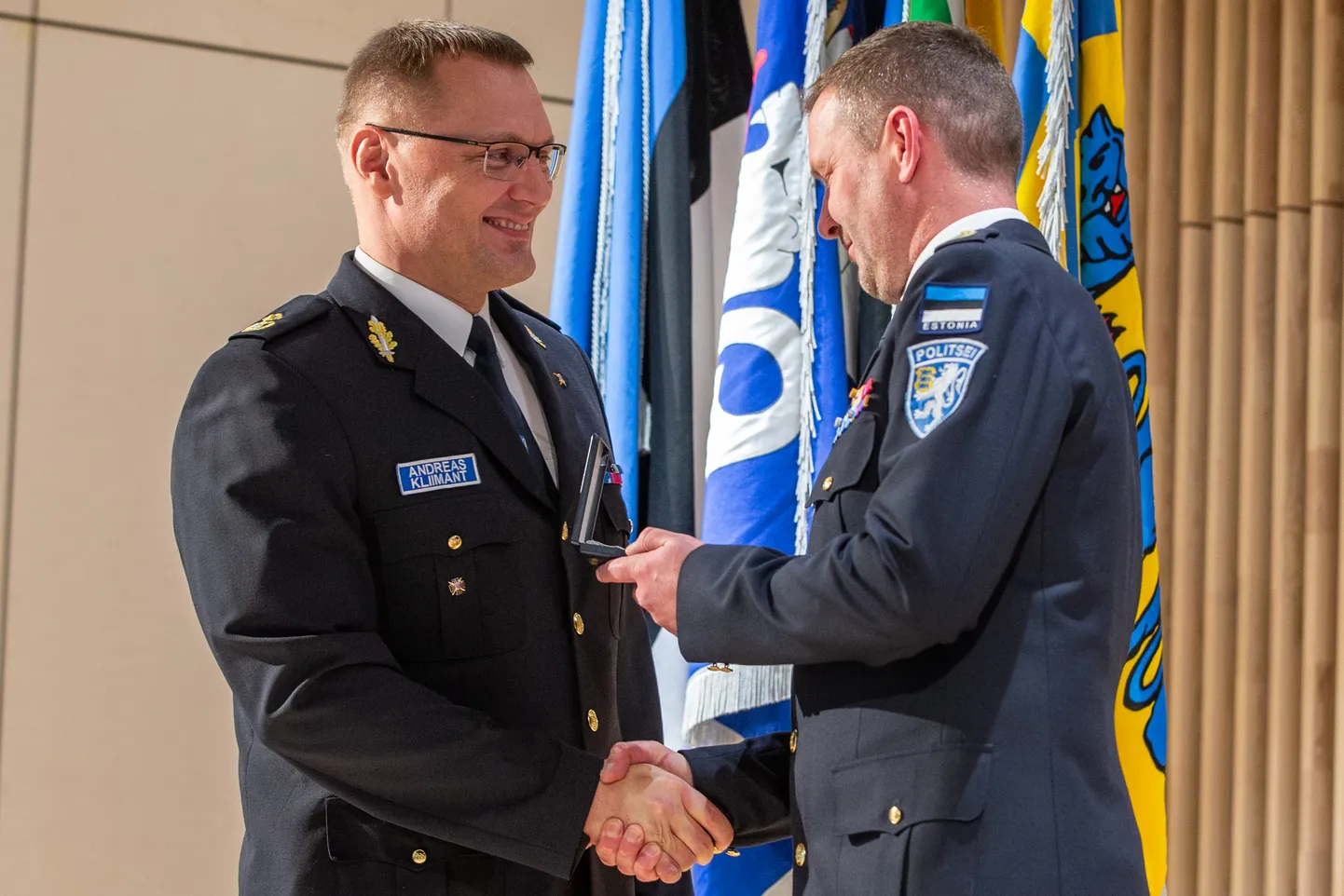 Ida prefekt Tarvo Kruup (paremal) tunnustas mullu novembris politsei aastapäeva üritusel Jõhvis Andreas Kliimantit hea töö eest.