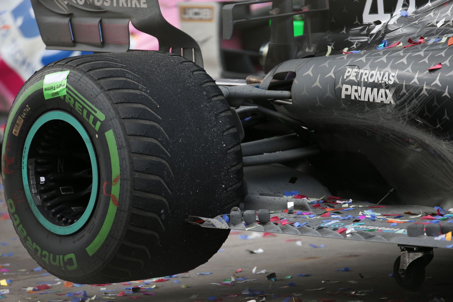 Pirelli rehvid Lewis Hamiltoni vormelil.