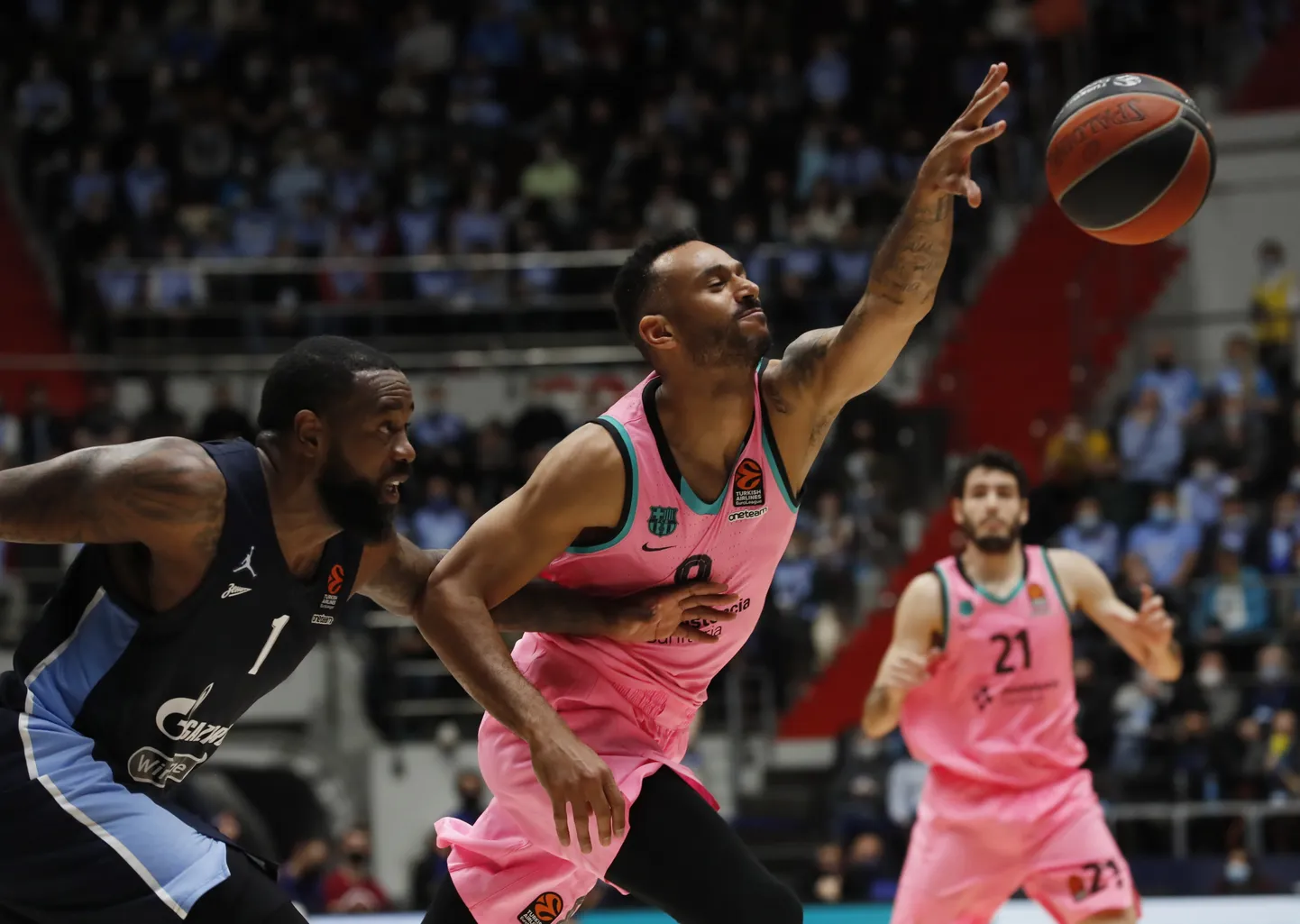 epa09165850 Adam Hanga (C) of FC Barcelona in action against Kc Rivers (L) of BC Zenit during the Euroleague playoff basketball match between BC Zenit St. Petersburg and FC Barcelona in St. Petersburg, Russia, 28 April 2021.  EPA/ANATOLY MALTSEV