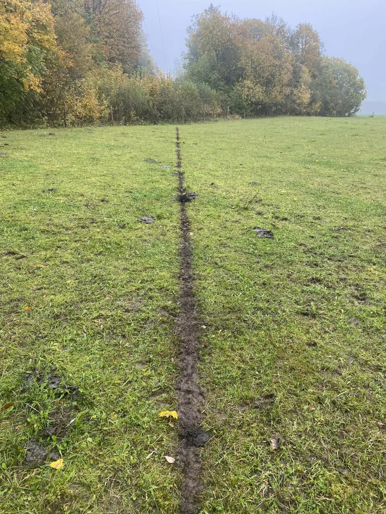 Põllule kukkunud elektrijuhe jättis sinna märkimisväärse jälje.