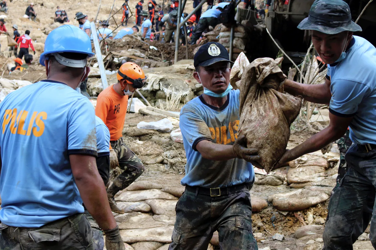 Glābšanas darbi Benguetas provincē Filipīnās