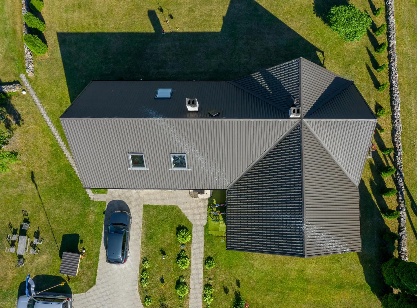 Kuivades jäid hoone katusele heledad pritsmejäljed, mida vahepealsed tugevad vihmad ei ole päris maha pesnud.