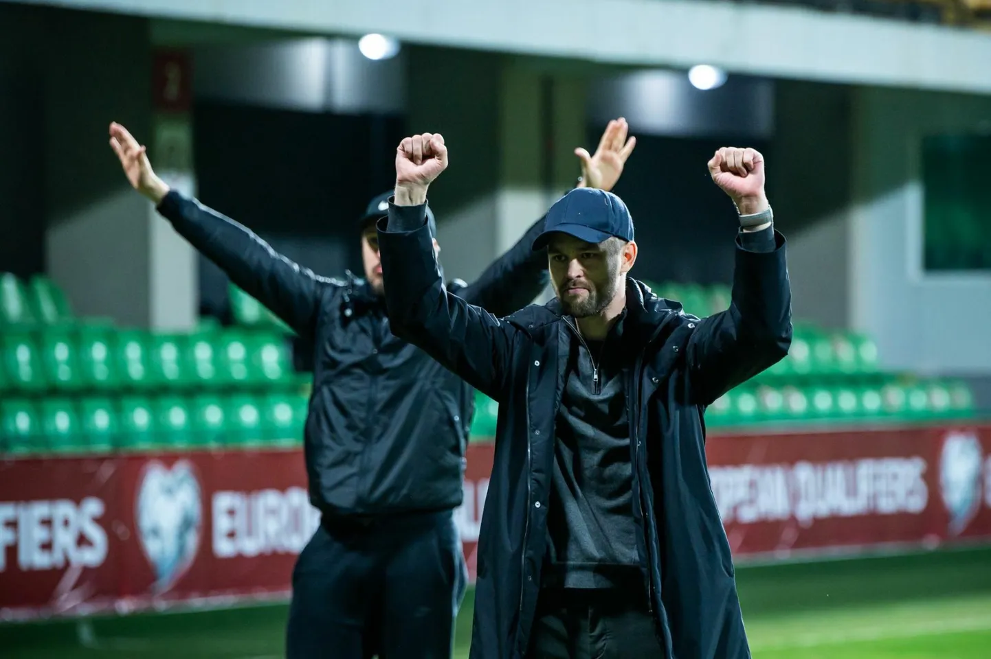 Eesti koondise peatreener Jürgen Henn tähistamas MM-valikmängus Moldova üle saavutatud 3:2 võitu.