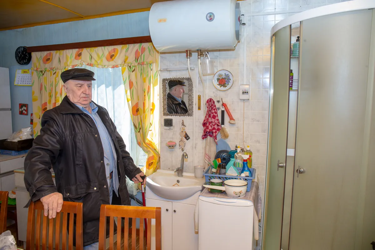 Бруно идти некуда. В этом доме он живет много лет.