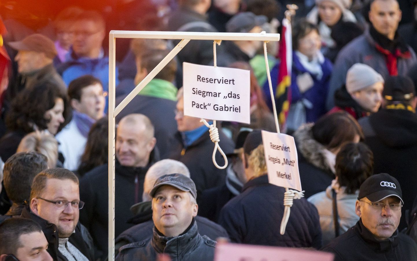 Протестующие принесли на митинг миниатюрные виселицы для Ангелы Меркель и вице-канцлера Зигмара Габриэля.