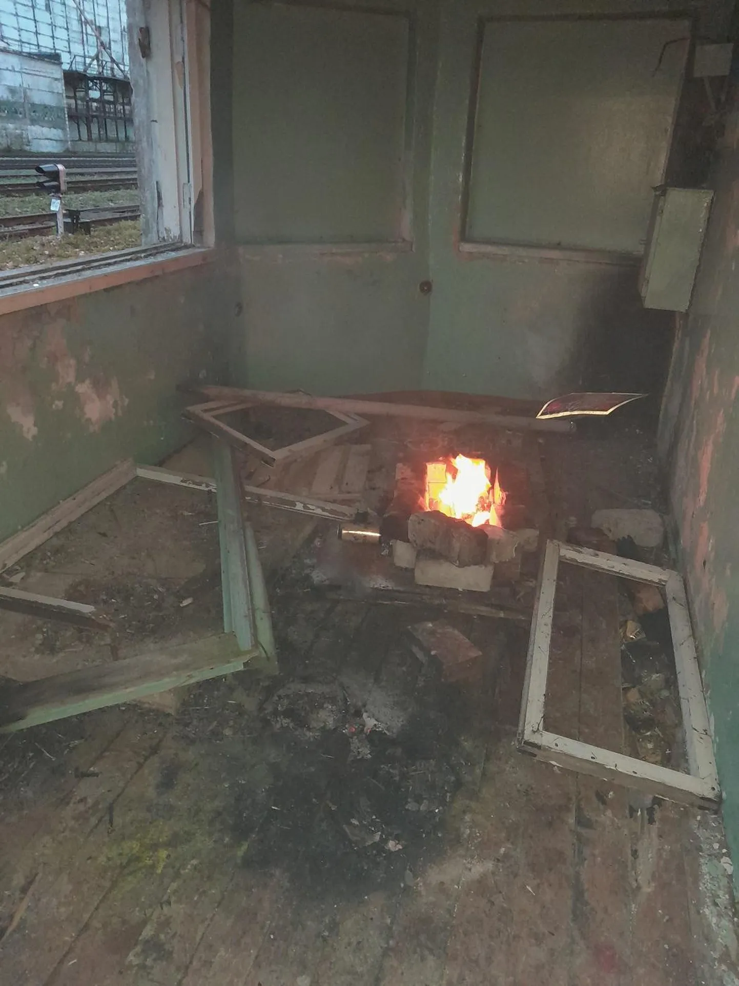 Rakvere linnas olid poisid teinud Jaama puiesteel raudtee lähedal mahajäetud hoones põrandale lõkke.