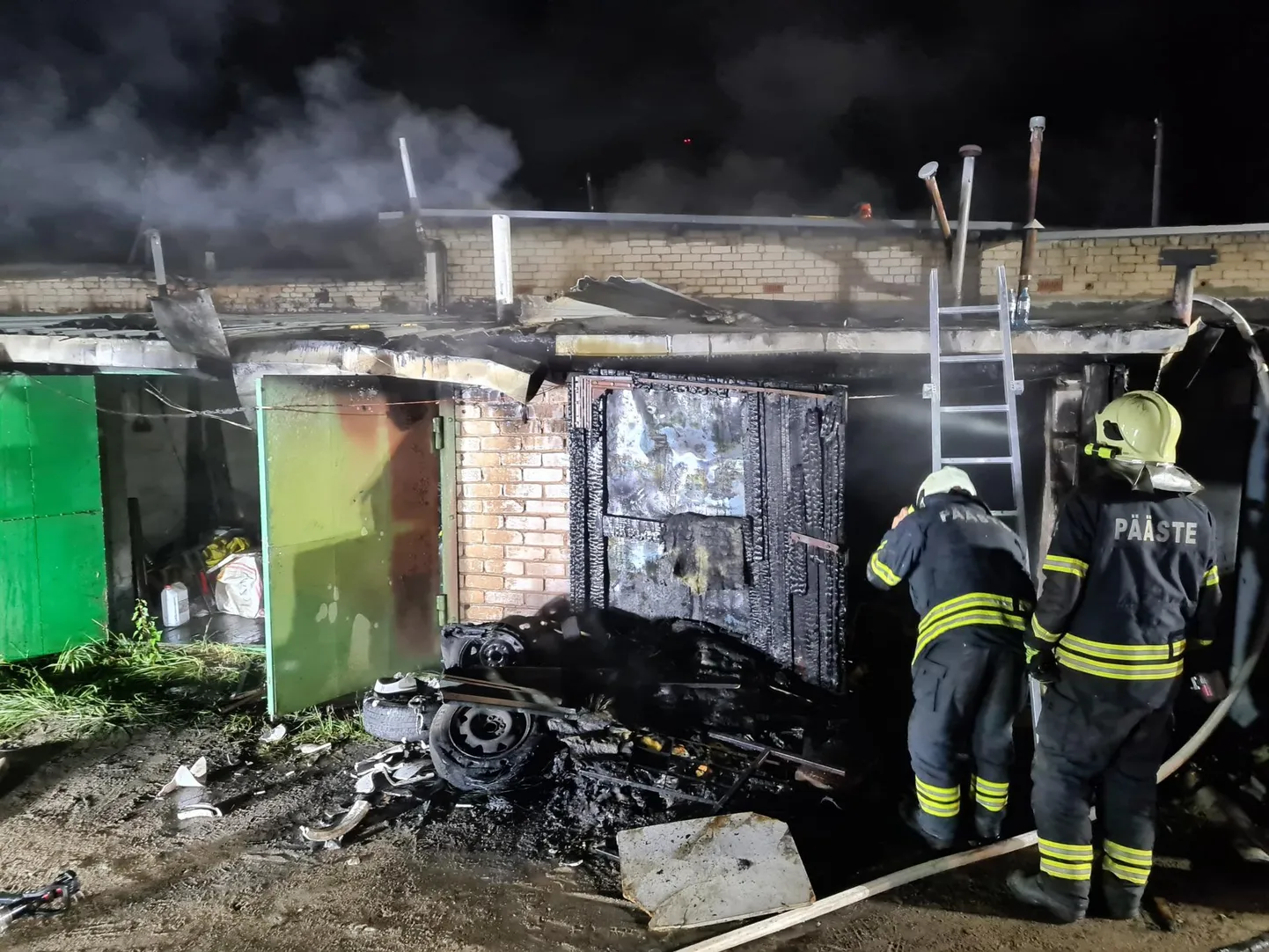 Пожар в гаражных боксах на улицу Ляэне в Тарту.