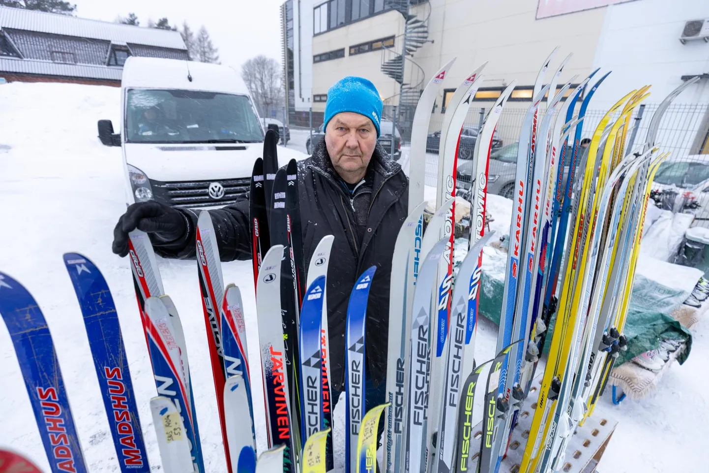 Hillar Nassar on aastaid Viljandi turul käinud kasutatud suusavarustust müümas ja nagu ta ütles, siis põhirõhk on sellel, et koolilapsed suusad alla saaks.