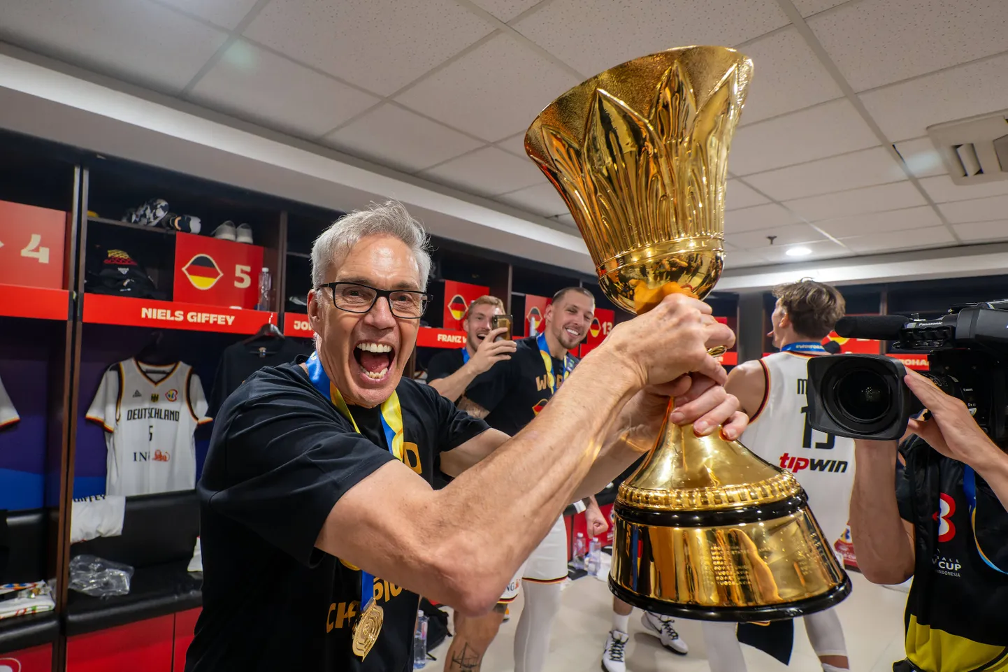 Saksamaa peatreener Gordon Herbert MM-tiitliga.