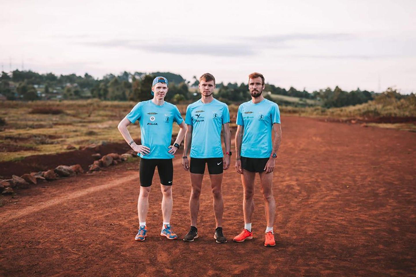 Kolm Eesti jooksjat Keenias: (vasakult) Enari Tõnström, Karl Mäe ja Olavi Allase. Ainukesel staadionil, kus mehed saavad treenida. See on ehitusjärgus staadion, kõik teised spordiobjektid on suletud. Ülejäänud treeningud tuleb teha vabas looduses.