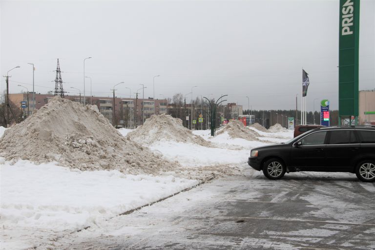 Владелец этой большой парковки в Нарве убрал с нее весь снег.