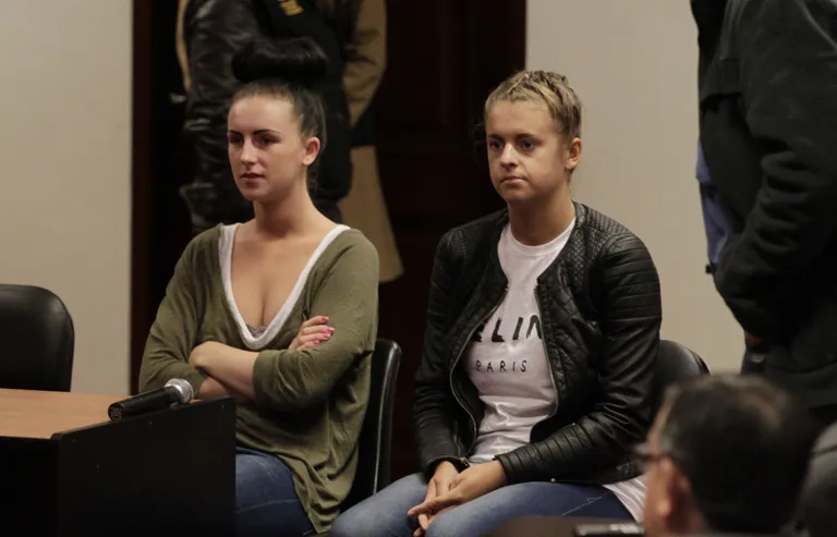 Narkomuuladena vahele jäänud Michaella McCollum (vasakul) ja Melissa Reid.