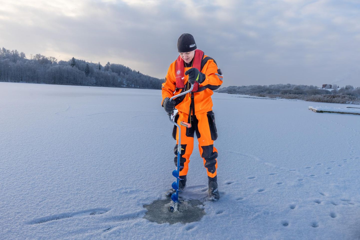 Päästja Anti Ibrus puuris teisipäeval Viljandi järve jäässe augu, et saaks mõõta jäise kooriku paksust.