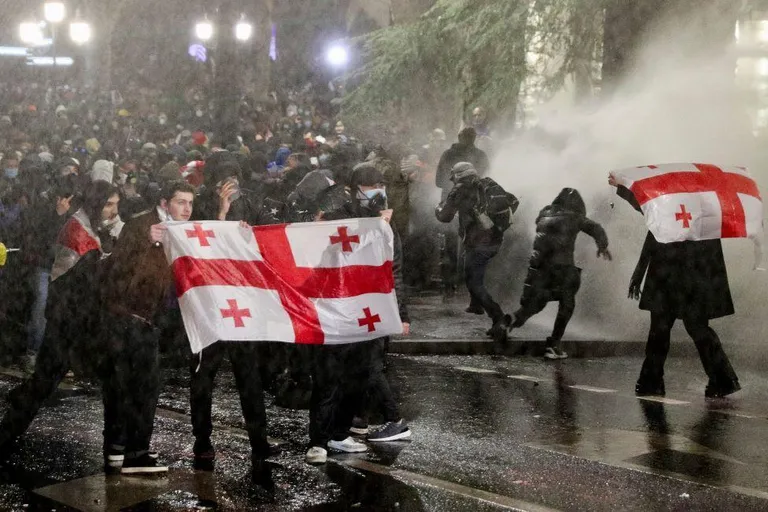Полиция использует для разгона протестующих водометы.