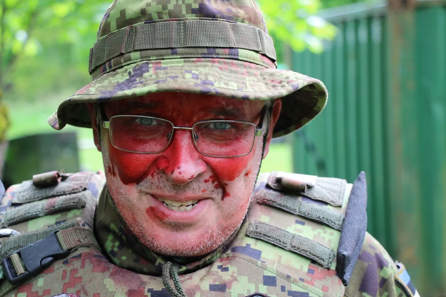 Kaitseliidu meditsiiniõppusel on maskeeritud Imre Baumanni raske ära tunda.