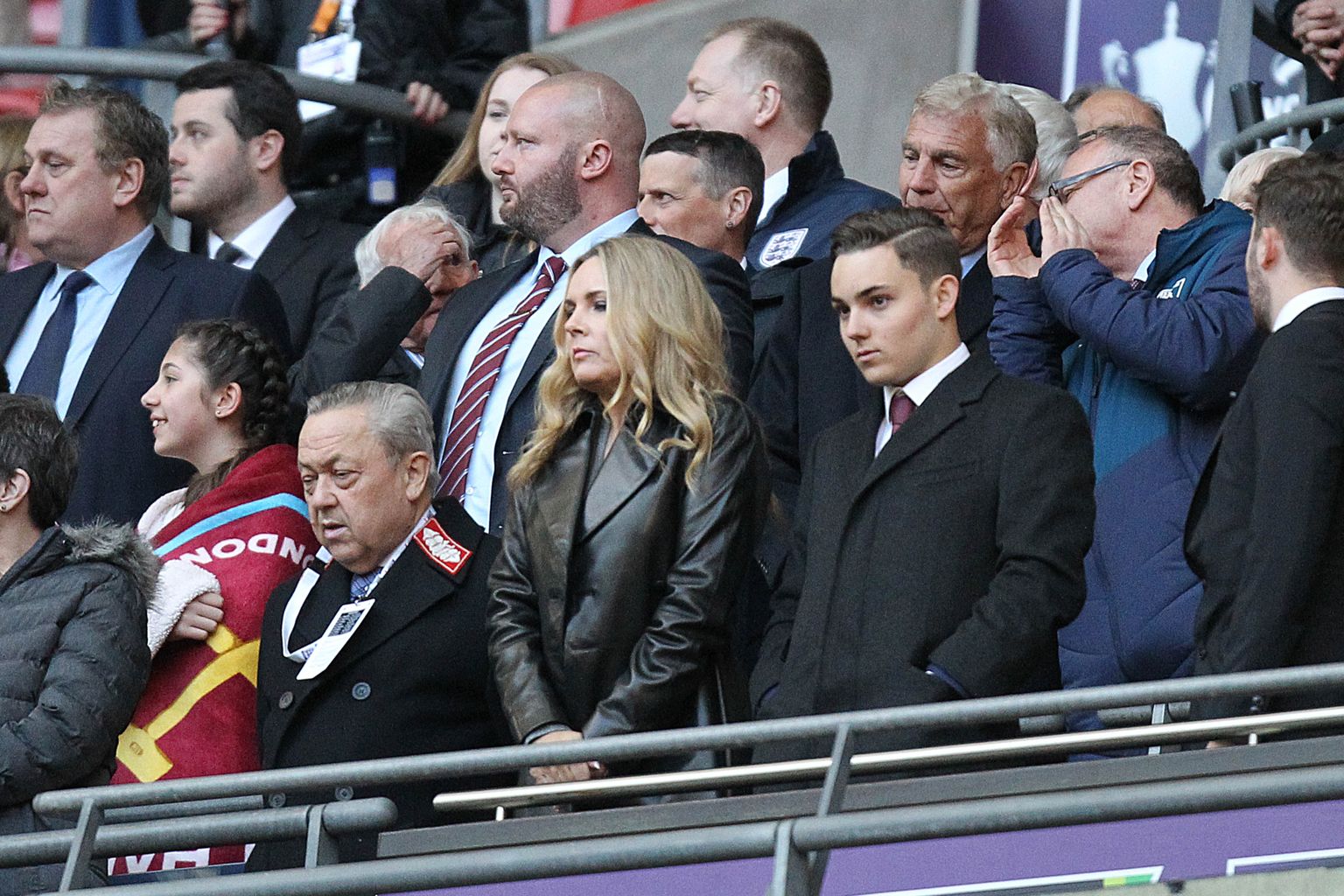 Esireas vasakult West Ham vutiklubi omanik David Sullivan koos Emma Benton-Hughesi and West Hami naiskonna tegevjuhi Jack Sullivaniga 2019. aastal Wembley`l.