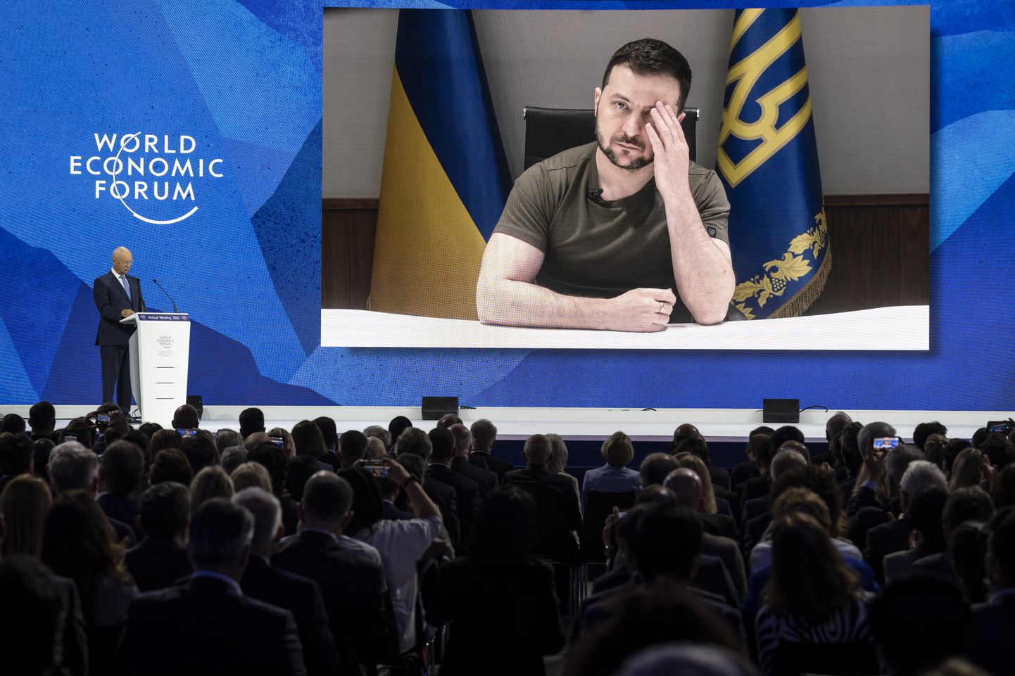Президент Украины Владимир Зеленский выступает на Всемирном экономическом форуме в Давосе