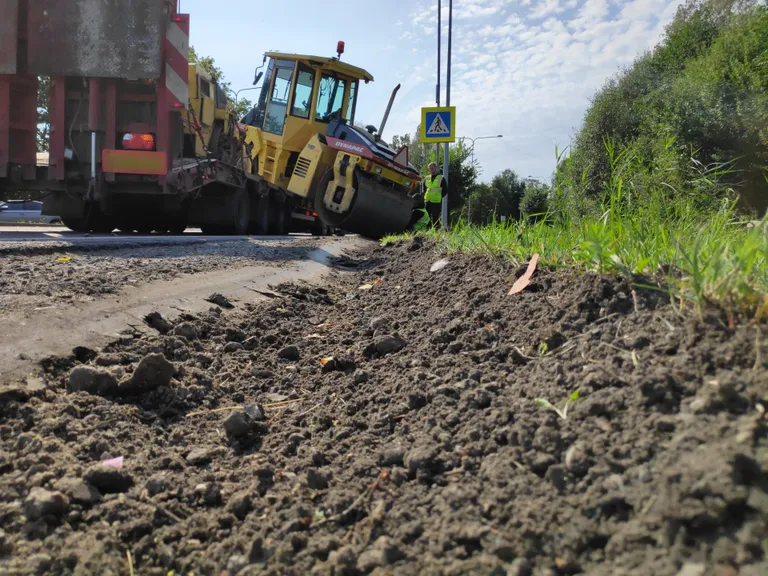Raskeveoki peatumisteekonda ilmestab teepervele tekkinud “künnivagu”.