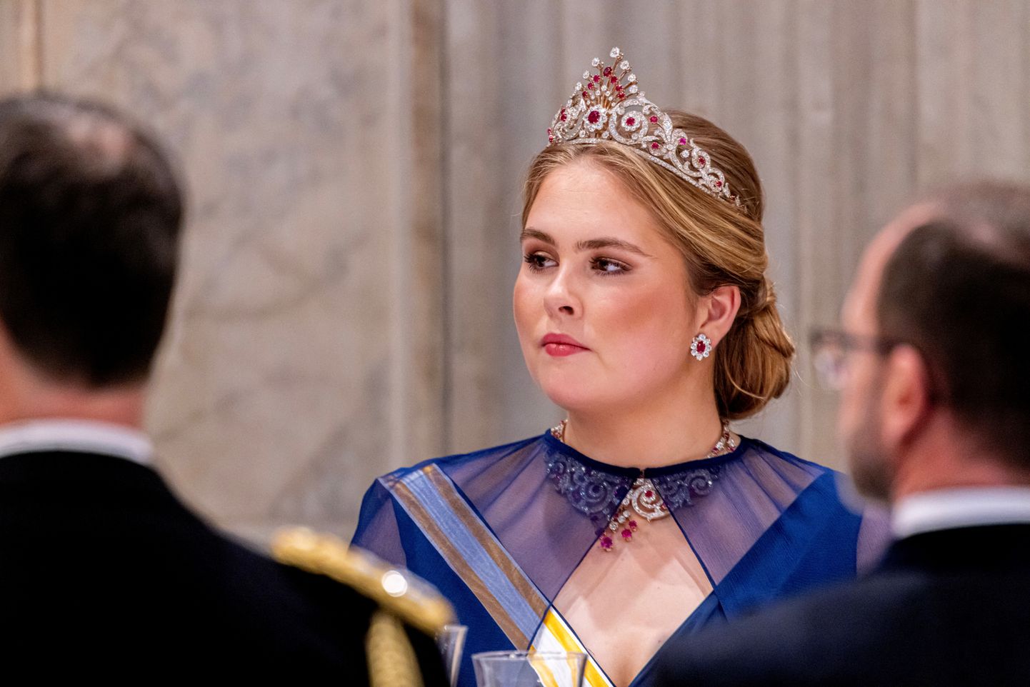 Hollandi kroonprintsess Catharina-Amalia eile Amsterdamis õhtusöögil, kus tema kuninglikud vanemad võõrustasid Hispaania kroonitud päid.