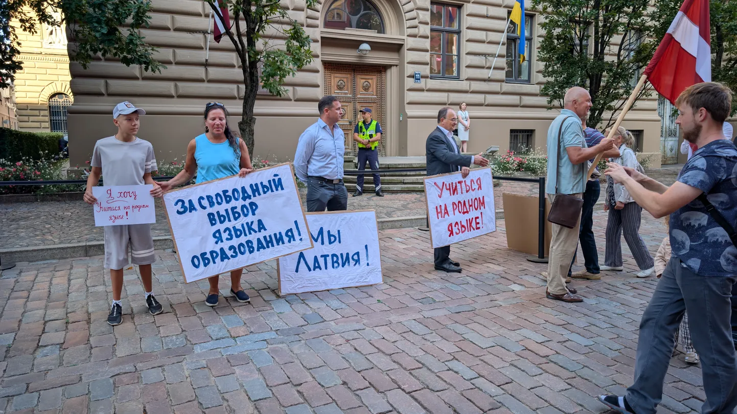 Несколько человек провели у Сейма пикет против обучения только на латышском языке