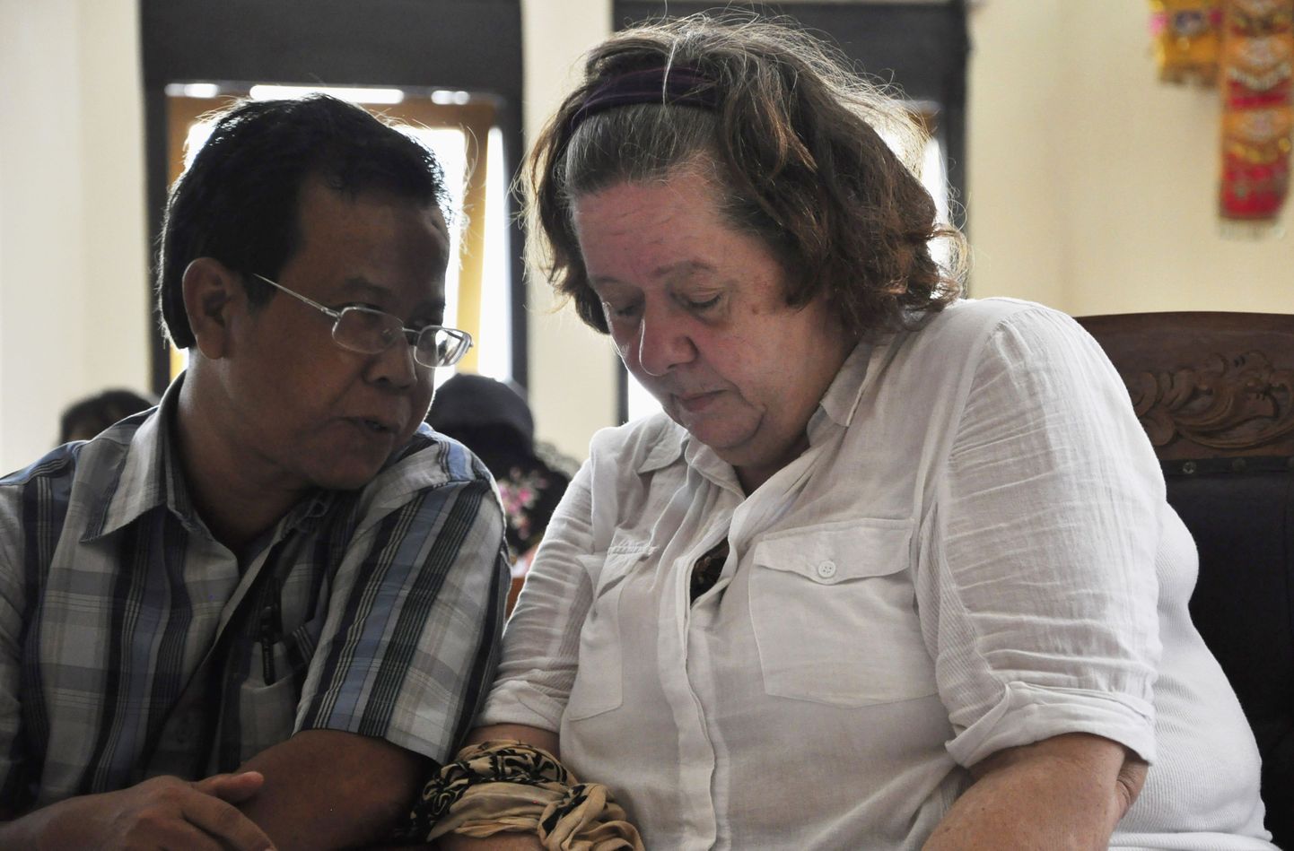 Lindsay Sandiford kuulab oma tõlki Bali provintsis Denpasaris asuvas kohtus.