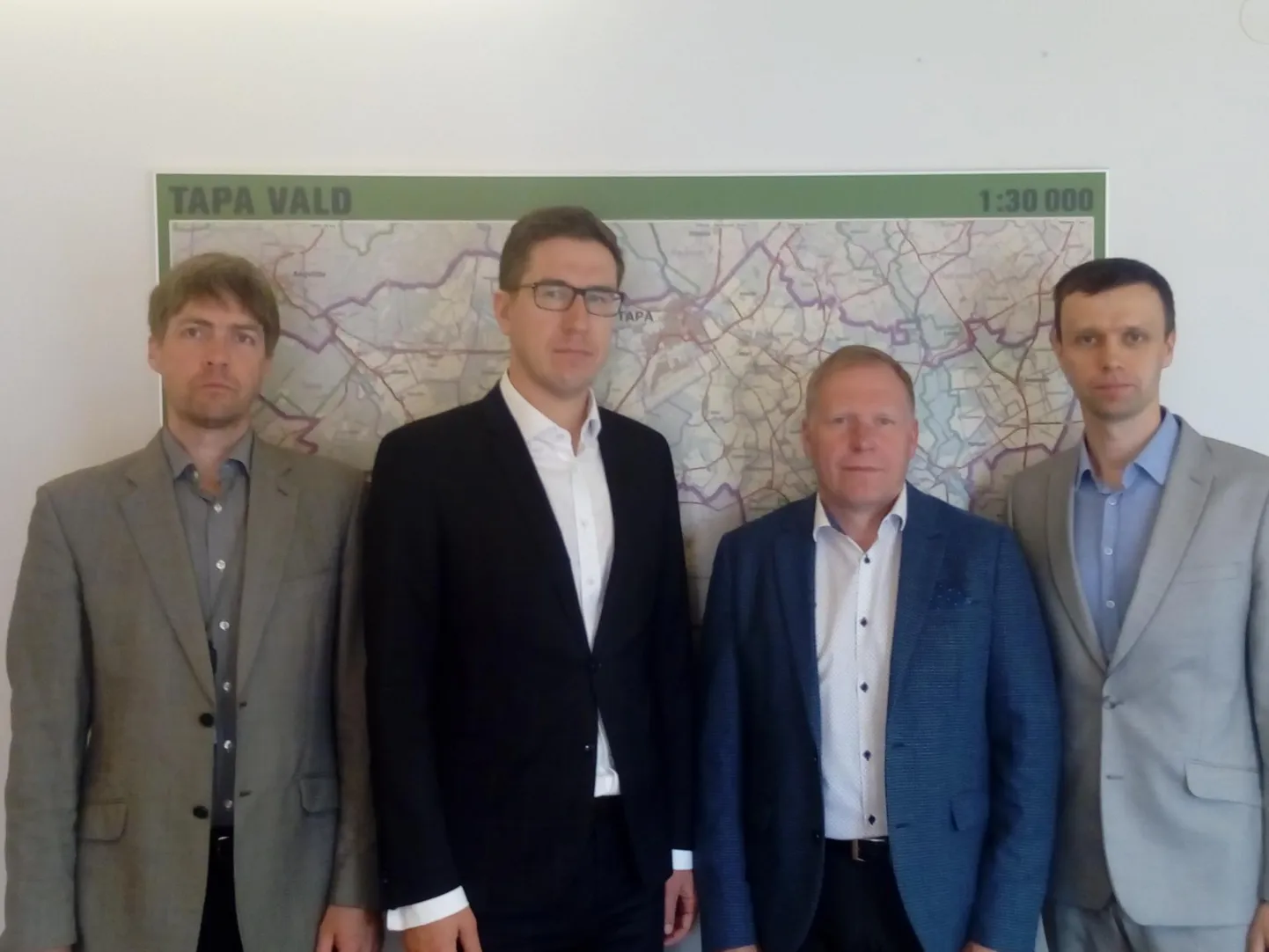 Fotol vasakult:  kaitseinvesteeringute keskuse taristuprojektide koordinaator Kaupo Kaasik, kaitseinvesteeringute keskuse direktor Kusti Salm, Tapa vallavanem Riho Tell ja vallavolikogu esimees Maksim Butšenkov.