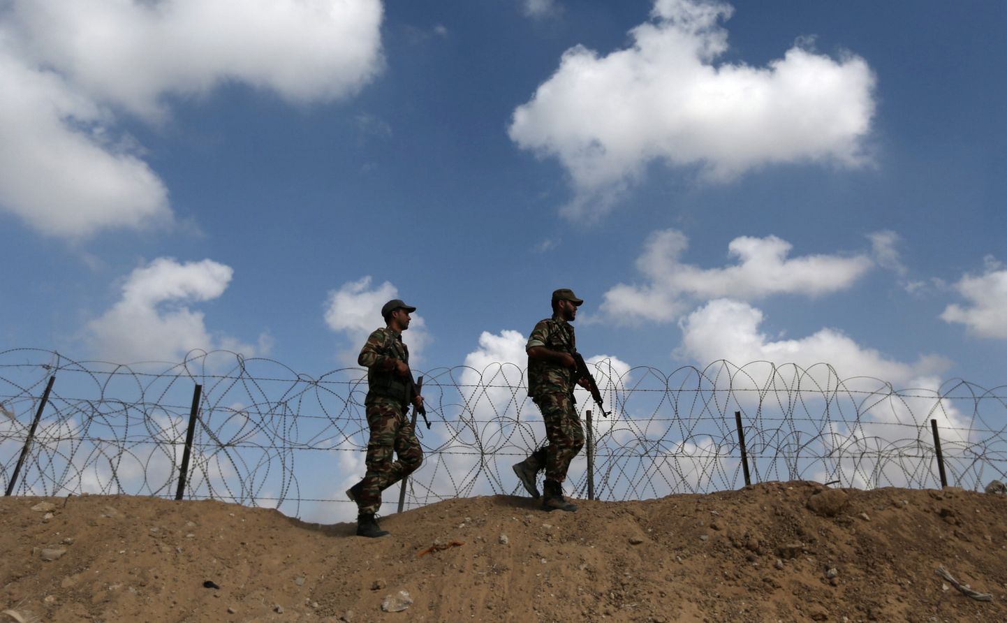 Hamasile lojaalsed Palestiina julgeolekujõudude töötajad patrullimas Gaza sektori ja Egiptuse piiril.