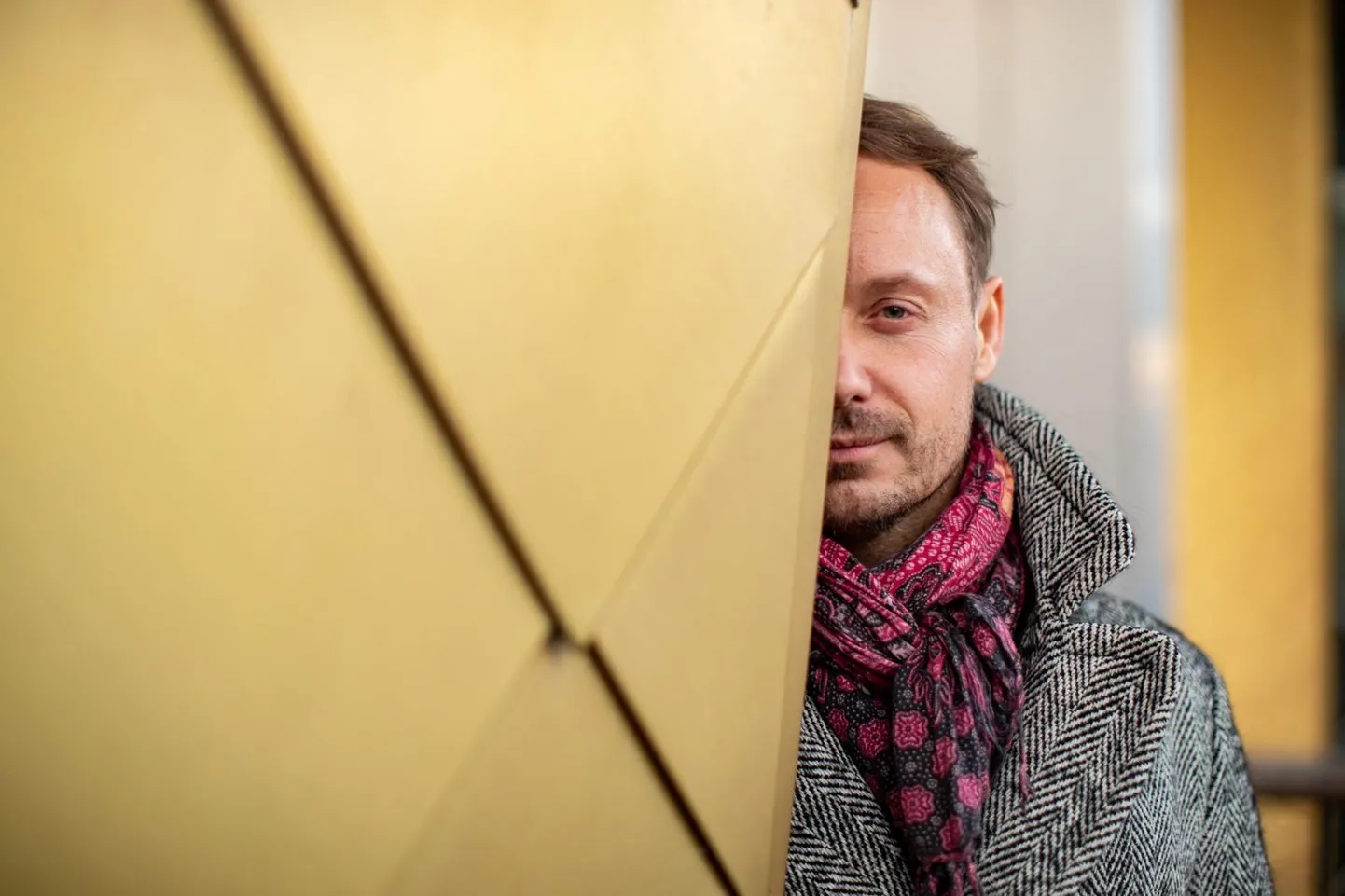 Jüri Nael ütleb, et teda ei huvita näitlejale sammude seadmine, vaid näitleja psühhofüüsis. «Näitleja enese, tema enda persooni sidusus sellega, mida ta teeb, et kokku viia inimest ja rolli.»