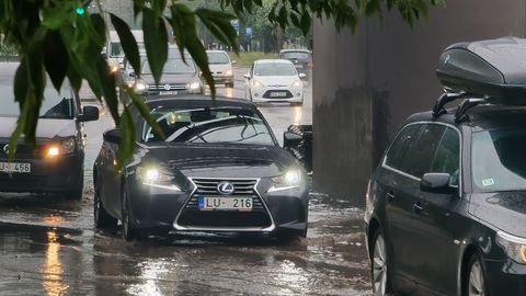 Rīgā nolijusi puse no mēneša normas; ielās strādā vairākas ūdens atsūknēšanas automašīnas