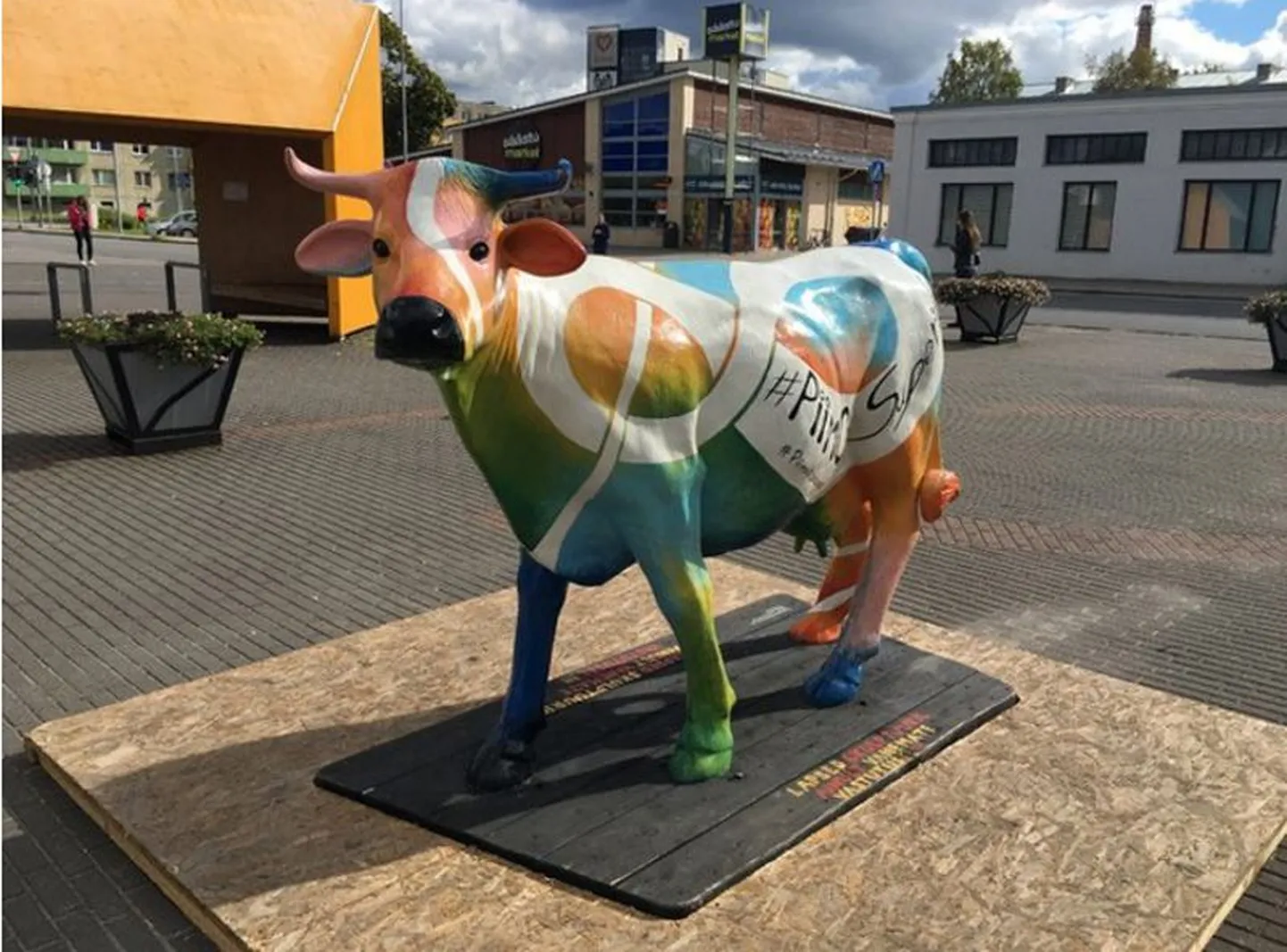 Toiduliidu mööda Eesti linnu rändav värvikirev piimalehma skulptuur jõudis Rakverre.